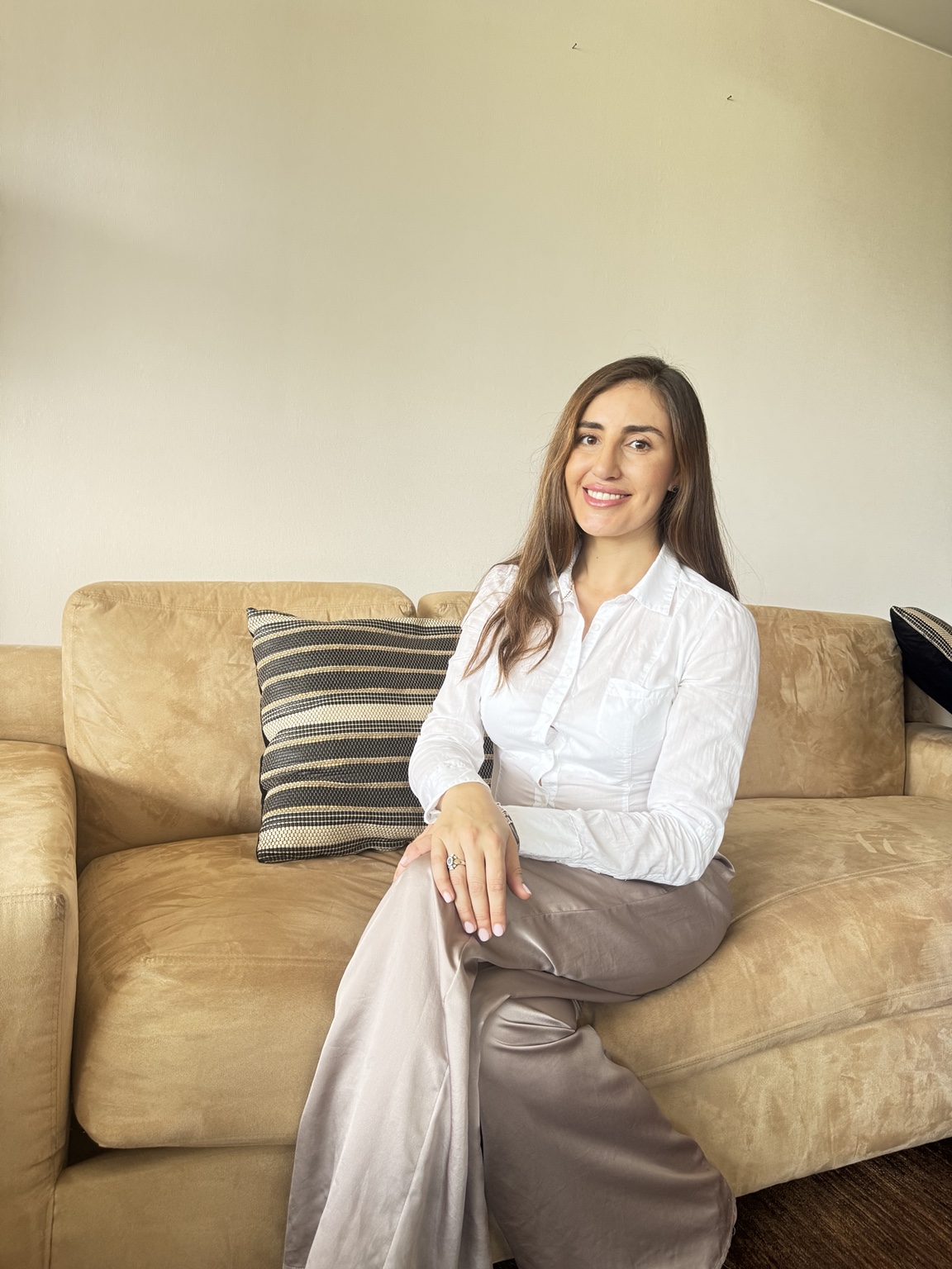Evelyn San Cristóbal. Psicoterapia Clínica Individual y Terapia EMDR Adultos Evelyn San Cristóbal sentada en sofá